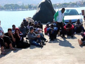 Foça'da 40 Senegalli Kaçak Yakalandı
