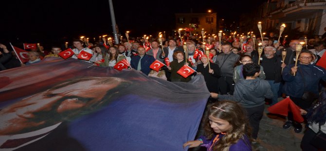 Cumhuriyet Sevgisi Foça’da Yürekleri Isıttı