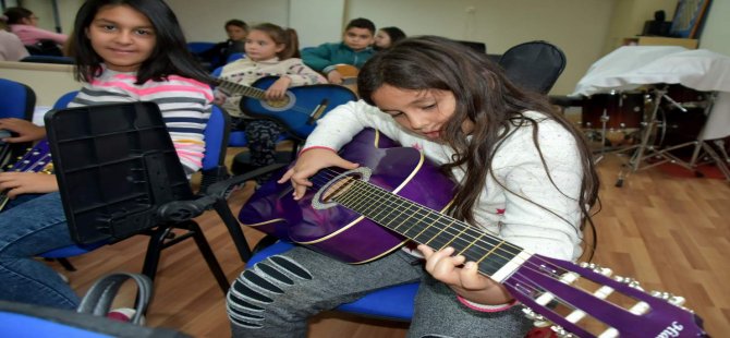 Aliağalı Gençler Gitar Çalmayı Öğreniyor