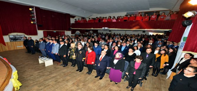 Foça ‘Öğretmenler Günü’nü Kutladı