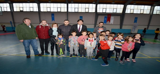 Foça Belediyesi Basketbol Okul Öğrencilerine Madalya