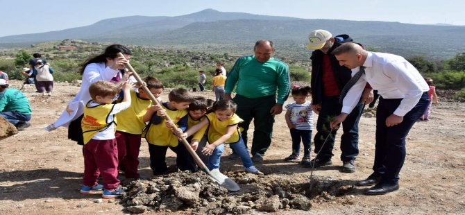 Aliağalı Öğrenciler Uzunhasanlar’da Fidan Dikti