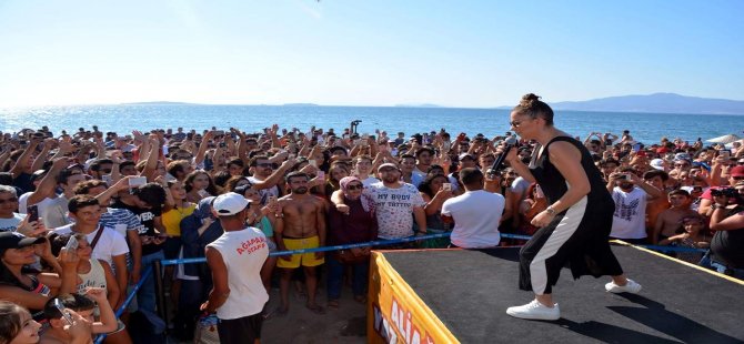 Merve Özbey ve Erdem Kınay Mavi Bayraklı Ağapark’ta Sahne Aldı