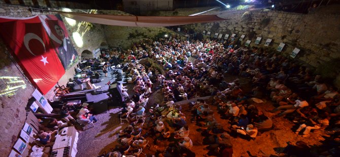 Foça’nın Kara Taşına, Ataol Behramoğlu da Bastı