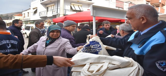 Aliağa Belediyesi’nin Bez Çanta Desteği Devam Ediyor