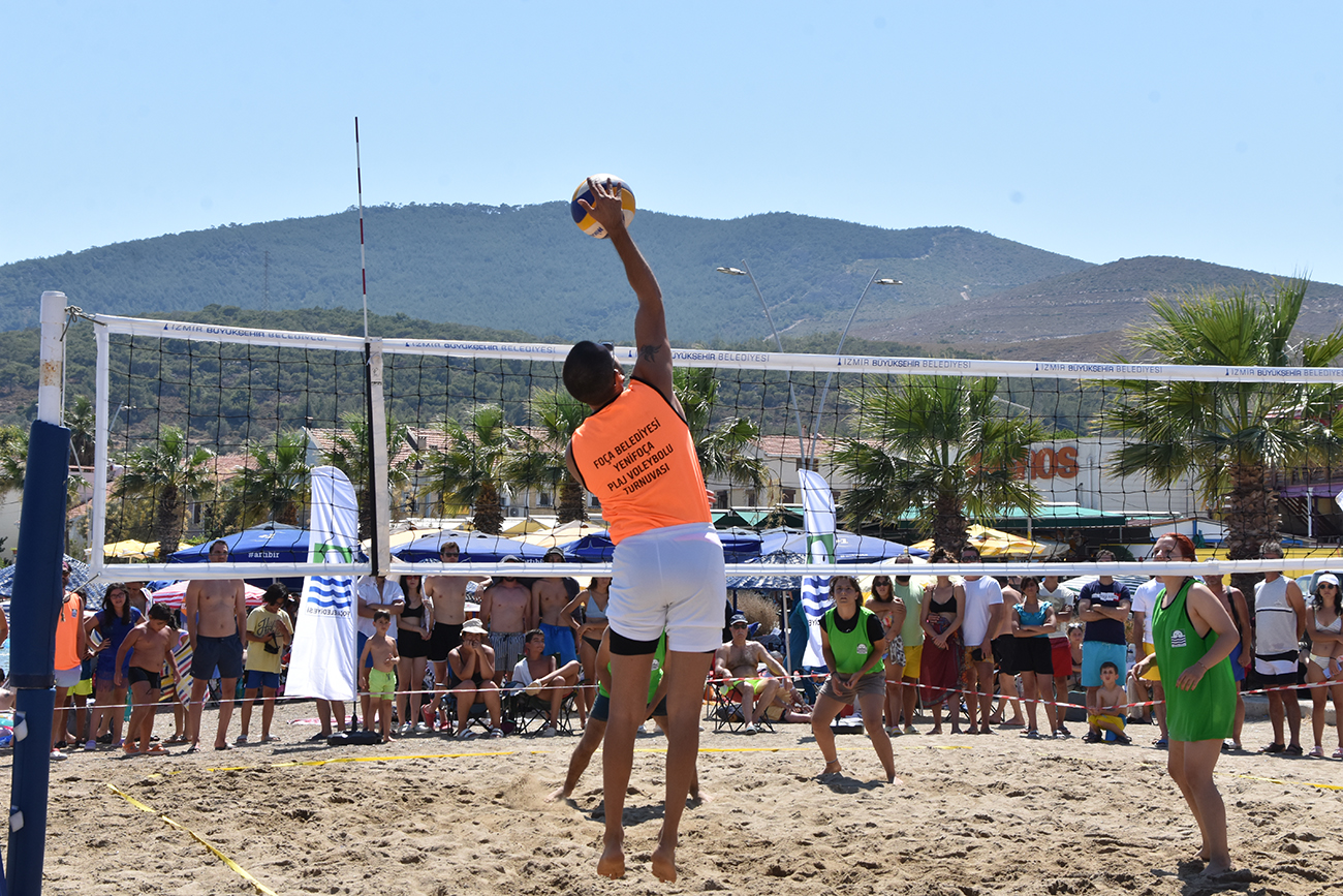 YENİFOÇA’DA PLAJ VOLEYBOLU HEYECANI