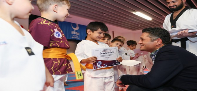 Aliağalı Minik Yüzücü ve Taekwondoculara Başarı Belgesi