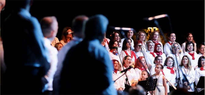 Alkışlar ASEV Türk Halk Müziği Korosuna