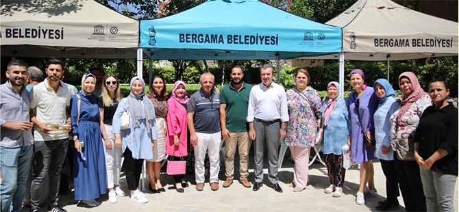 Bergama Belediye Başkanı Hakan Koştu Aşure Dağıttı