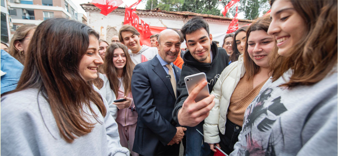 İzmir’in 24 saat yaşayan 100. Yıl Kitap Kafe ve Kütüphanesi açıldı