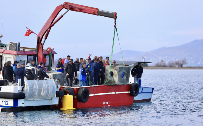 Aliağa Körfezinde Yapay Resifler Suya Bırakıldı