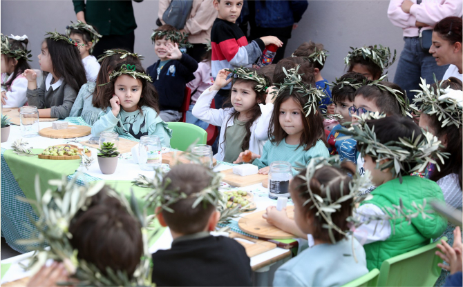 Minik Eller Zeytinle Buluştu