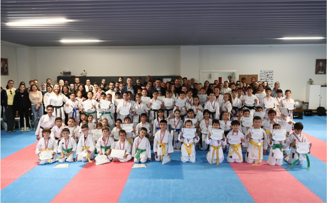 Aliağa Belediyesi Karate Kursunda 75 Sporcu Yeni Kuşağına Kavuştu