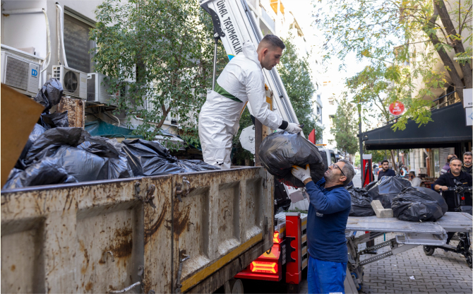 Çöp ev operasyonu: 4 kamyon atık çıktı
