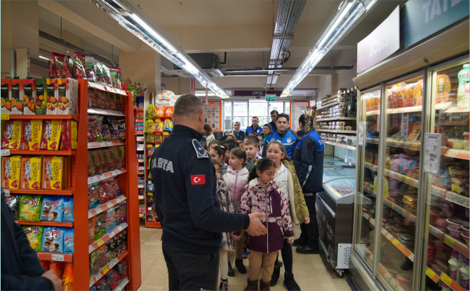 Aliağa Belediyesi Zabıta Müdürlüğü Minik Misafirlerini Ağırladı