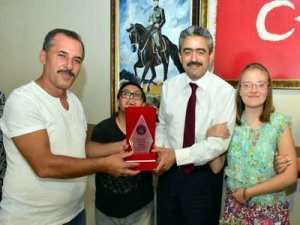 Çam Sakızı Çoban Armağanı Dediler, Alıcık’a Plaket Takdim Ettiler