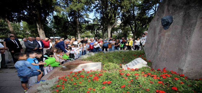 Bin Karşıyakalı, Ana’dan Ata’ya Çiçekler Götürüyor