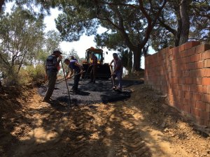 Güre Mahallesi’nde Mezarlık Yolu Asfaltlanıyor