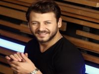 Ünlü Yönetmenin Vefat Haberini Sahnede Aldı