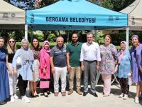 Bergama Belediye Başkanı Hakan Koştu Aşure Dağıttı