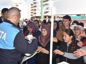 Çevre Dostu Bez Çantaların Dağıtımı Devam Ediyor